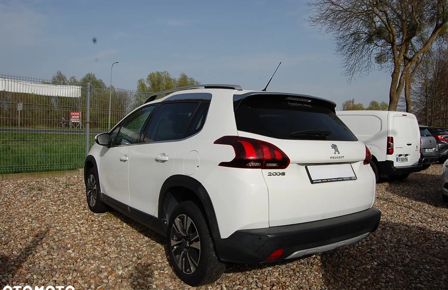 Peugeot 2008 cena 43900 przebieg: 137000, rok produkcji 2019 z Cieszyn małe 352